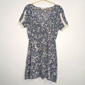Gilli Medium Blue & Cream Floral Wrap Front Dress w/ Lace‎ Detail & Lined Skirt
